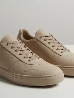 Zapatillas veganas de diseño moderno sobre una superficie clara, destacando su calidad y estética sostenible.
