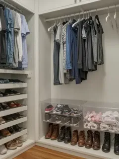 Armario perfectamente organizado con ropa doblada y colgada, zapatos alineados y accesorios en contenedores transparentes.