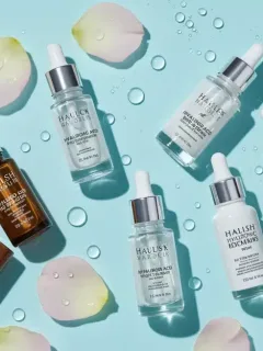 Selección premium de sérums de ácido hialurónico para piel seca en 2025, con envases elegantes y una sensación de frescura e hidratación.
