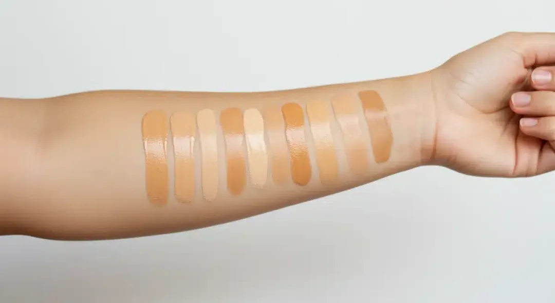 Muestra de tonos de base de maquillaje en el brazo, destacando la importancia de elegir el subtono correcto.