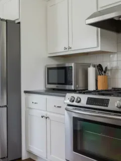 Cocina moderna en Estados Unidos con electrodomésticos limpios y relucientes.