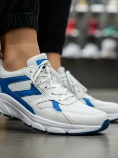 Persona probándose zapatos deportivos, asegurándose de un ajuste perfecto y cómodo.