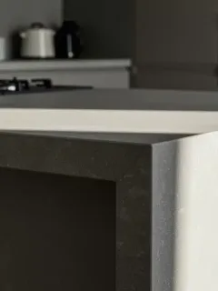 Cocina moderna con encimera de alta calidad, destacando su durabilidad y diseño innovador para 2025.