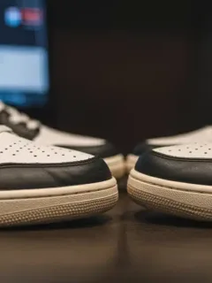 Zapatillas falsas y auténticas comparadas para detectar diferencias en calidad y detalles.
