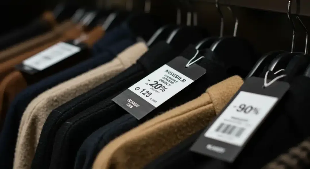 Etiquetas de ropa de marca con descuentos del Black Friday.