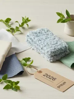Materiales textiles sostenibles para la ropa del futuro en 2026, incluyendo algodón orgánico y poliéster reciclado.