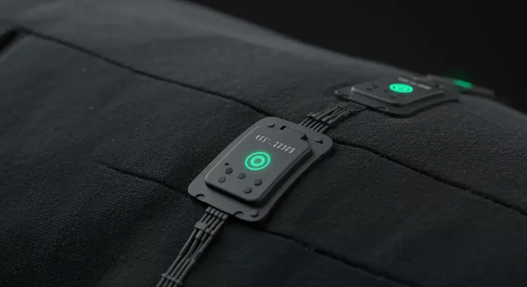 Primer plano de tela inteligente con microsensores integrados, mostrando la fusión de tecnología y textil.