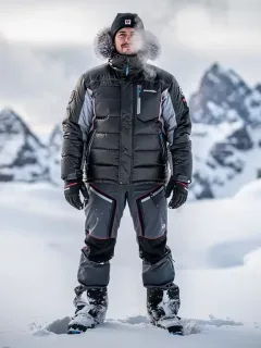 Persona con ropa térmica avanzada en un paisaje nevado, destacando el aislamiento superior para invierno.