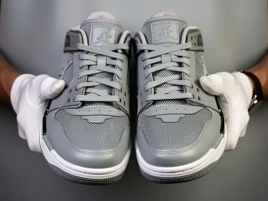 Primer plano de zapatillas icónicas de edición limitada, destacando su estado impecable y valor de colección.