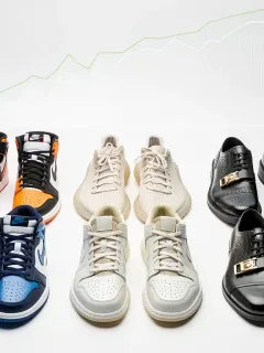 Zapatillas y calzado de lujo en perfecto estado, simbolizando una inversión inteligente y su valor sostenido en el mercado secundario.