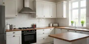 Cocina moderna y luminosa con gabinetes blancos y encimera de madera, resultado de una renovación económica en 2025.