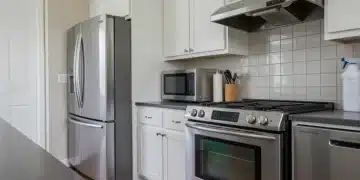 Cocina moderna en Estados Unidos con electrodomésticos limpios y relucientes.