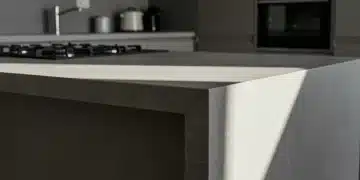 Cocina moderna con encimera de alta calidad, destacando su durabilidad y diseño innovador para 2025.