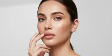 Maquillaje 'No Makeup' Duradero: Guía 2025 para un Look Impecable Mujer con maquillaje 'no makeup' radiante y natural que dura todo el día, destacando la frescura y la luminosidad de la piel en 2025.