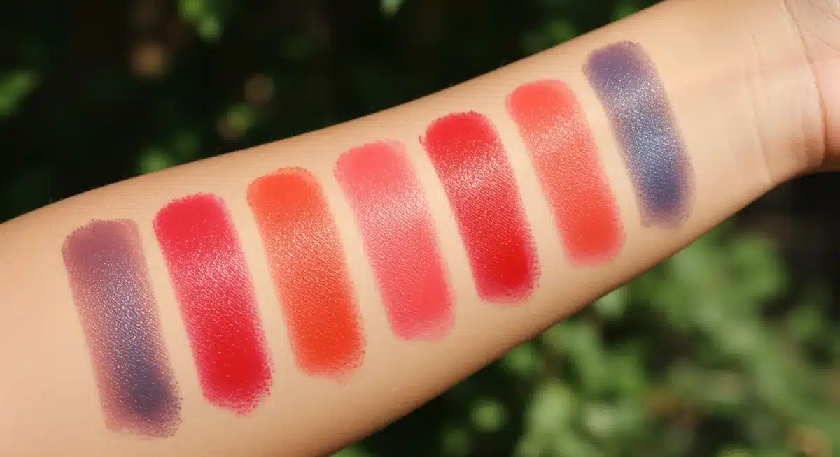 Muestras de labiales rojos en diferentes tonos de piel para comparación.