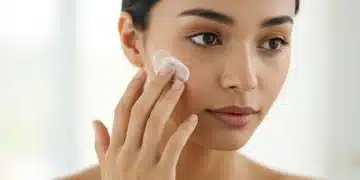 Alerta belleza: 3 errores al aplicar protector solar facial en 2025 Mujer aplicando protector solar facial con cuidado en su rostro, destacando la importancia de una aplicación correcta.