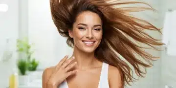 Mujer con pelo brillante y revitalizado después de un detox capilar casero en 2025.