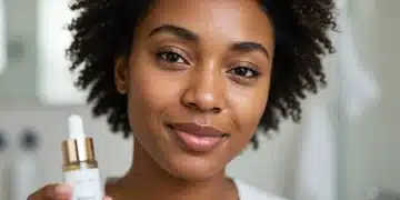 Mujer con piel radiante y saludable, sosteniendo un frasco de retinol, simbolizando los resultados de su uso correcto.
