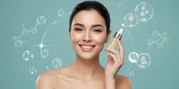 ¿Qué ingredientes buscar en tus productos de belleza en 2025 para combatir el envejecimiento prematuro? Mujer joven aplicando un sérum avanzado para combatir el envejecimiento prematuro en 2025.