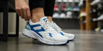 Zapatos Perfectos: Guía de Tallas y Ajuste Óptimo en 2025 Persona probándose zapatos deportivos, asegurándose de un ajuste perfecto y cómodo.