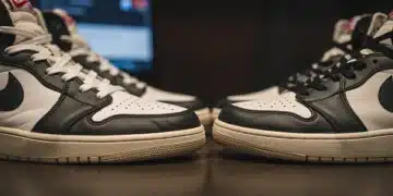 Zapatillas falsas y auténticas comparadas para detectar diferencias en calidad y detalles.